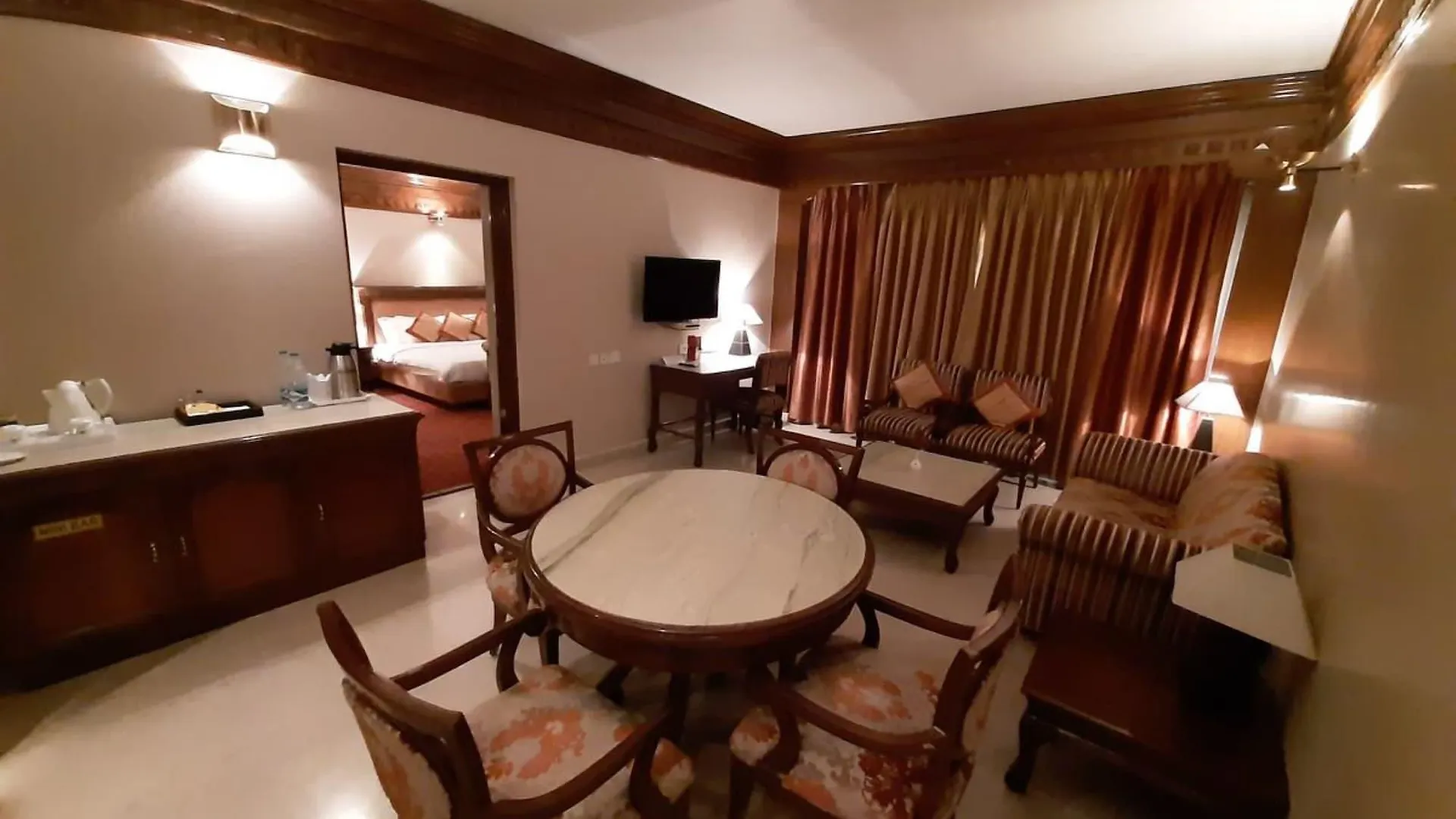Hotel Mountview Chandigarh 5*,