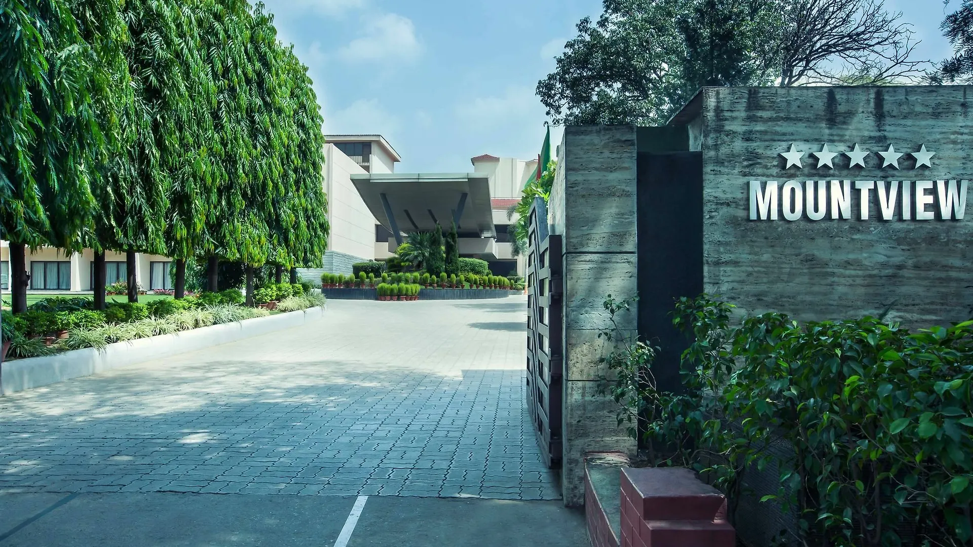 Hotel Mountview Chandigarh 5*,